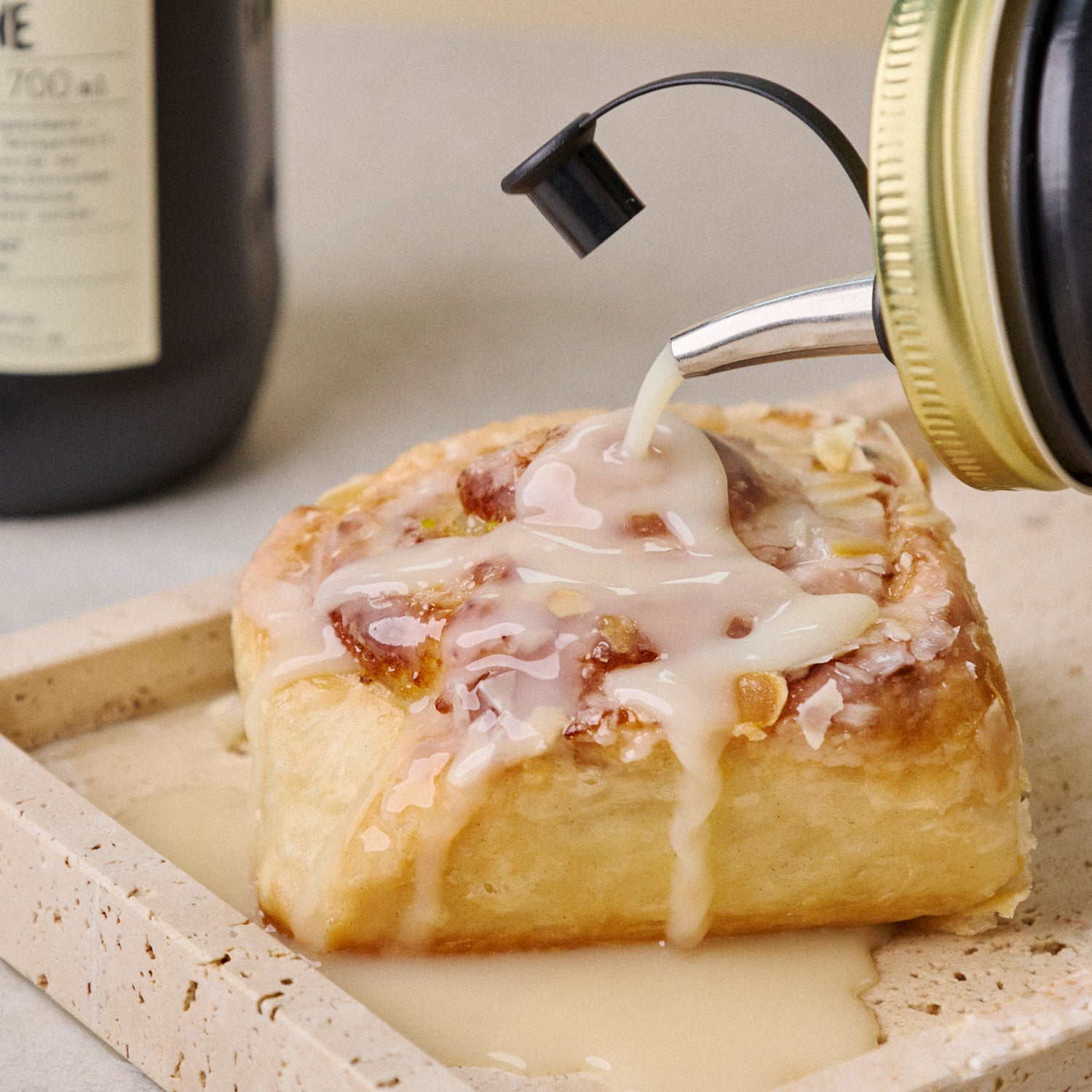 Kaneelbroodje met vanillecrème erop gegoten