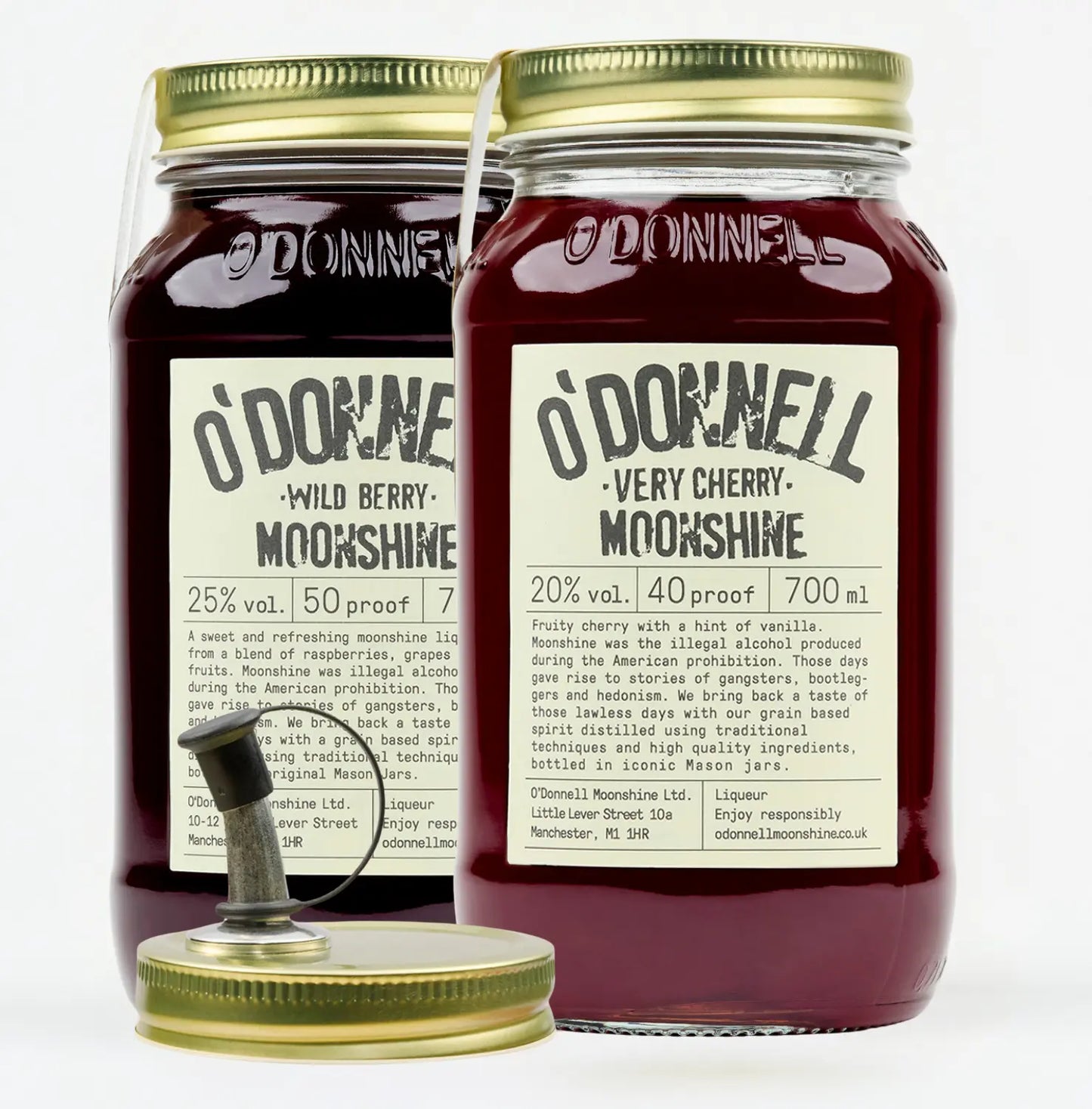O'Donnell Moonshine Cherry & Wild Berry Bundle, twee jars met schenktuit freigesteld op witte achtergrond