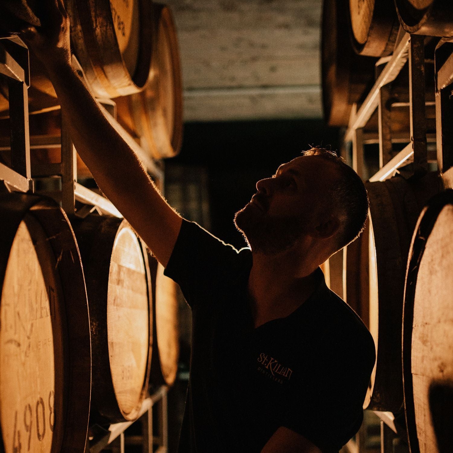 Een st.kilan-medewerker bekijkt whiskyvaten

