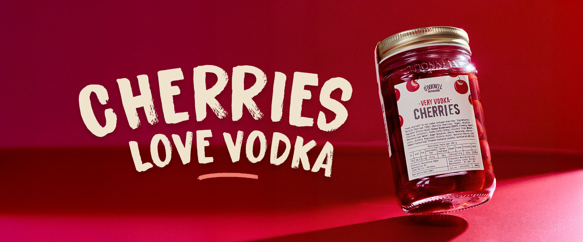heel wodka kersen op een rode achterkant met de tekst cherries love vodka
