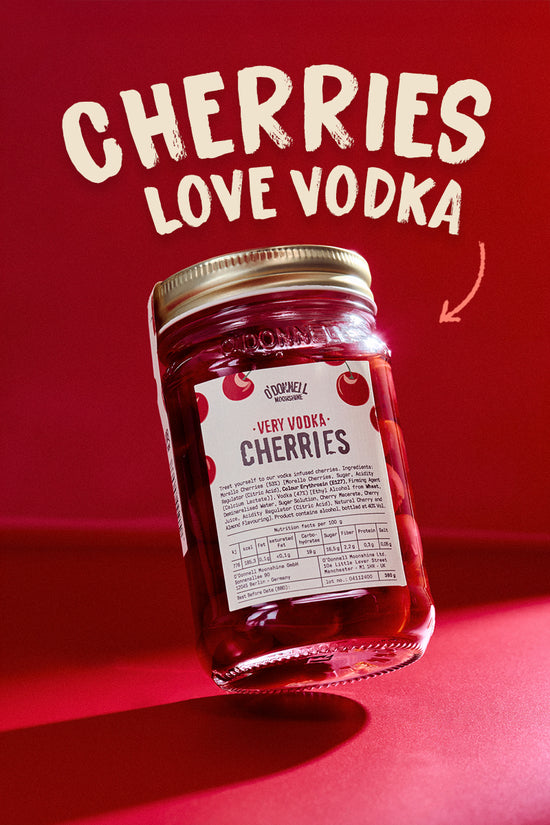 heel wodka kersen op een rode achterkant met de tekst cherries love vodka