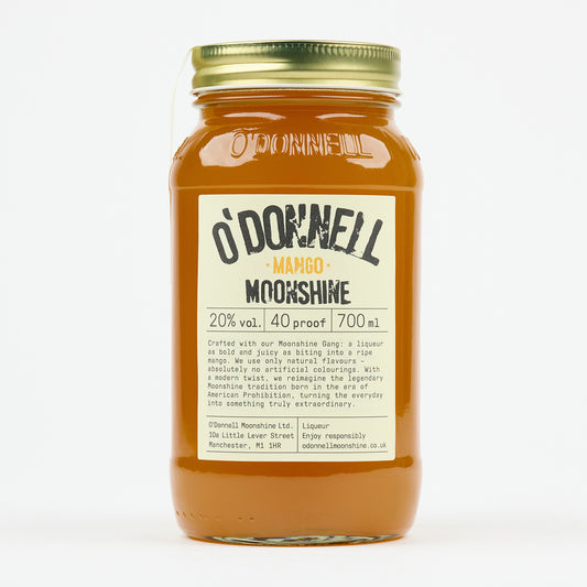 A Mango Liqour Jar op een witte achtergrond