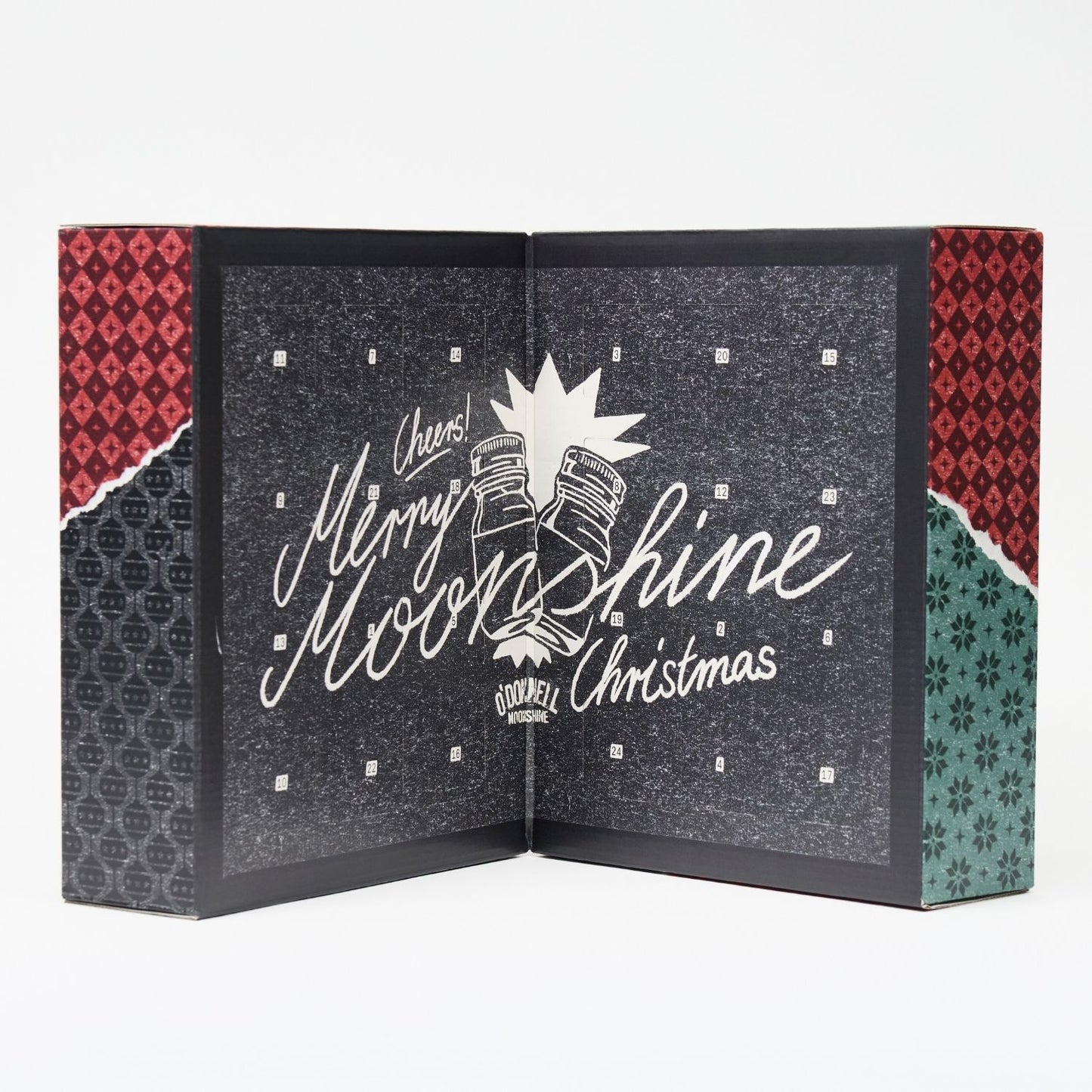 Micro adventskalender 2025 op een witte achtergrond. Open om de tekst 'Cheers, Merry Moonshine Christmas' te laten zien met een gescheurd inpakpapierpatroon aan de buitenkant.