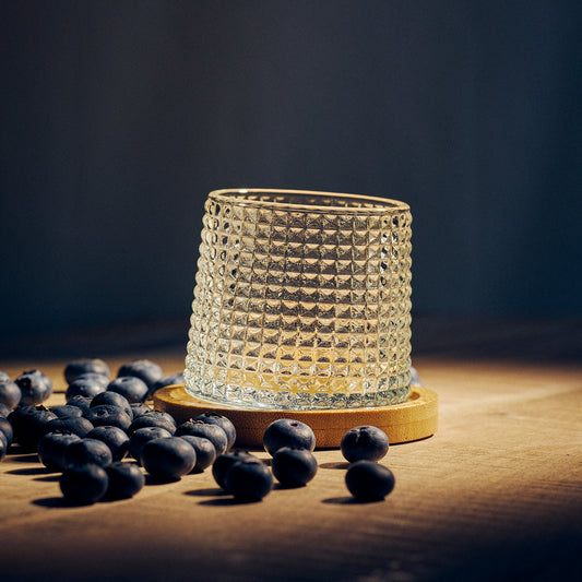 Tuimelglas omringd door bosbessen
