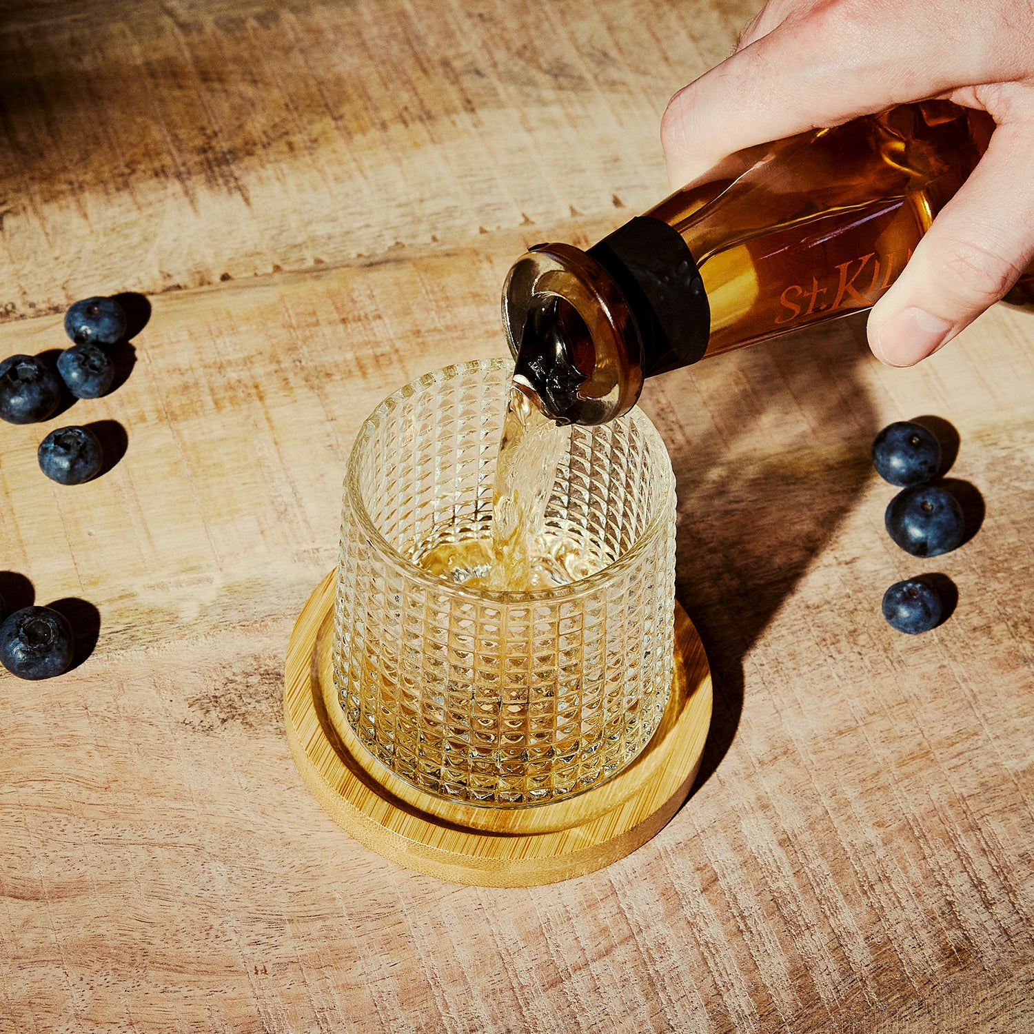 O'Donnell Blueberry Moonshine, O'Donnell en St.Kilian, gemaakt met Single Malt Whisky wordt in een tumblerglas gegoten.
