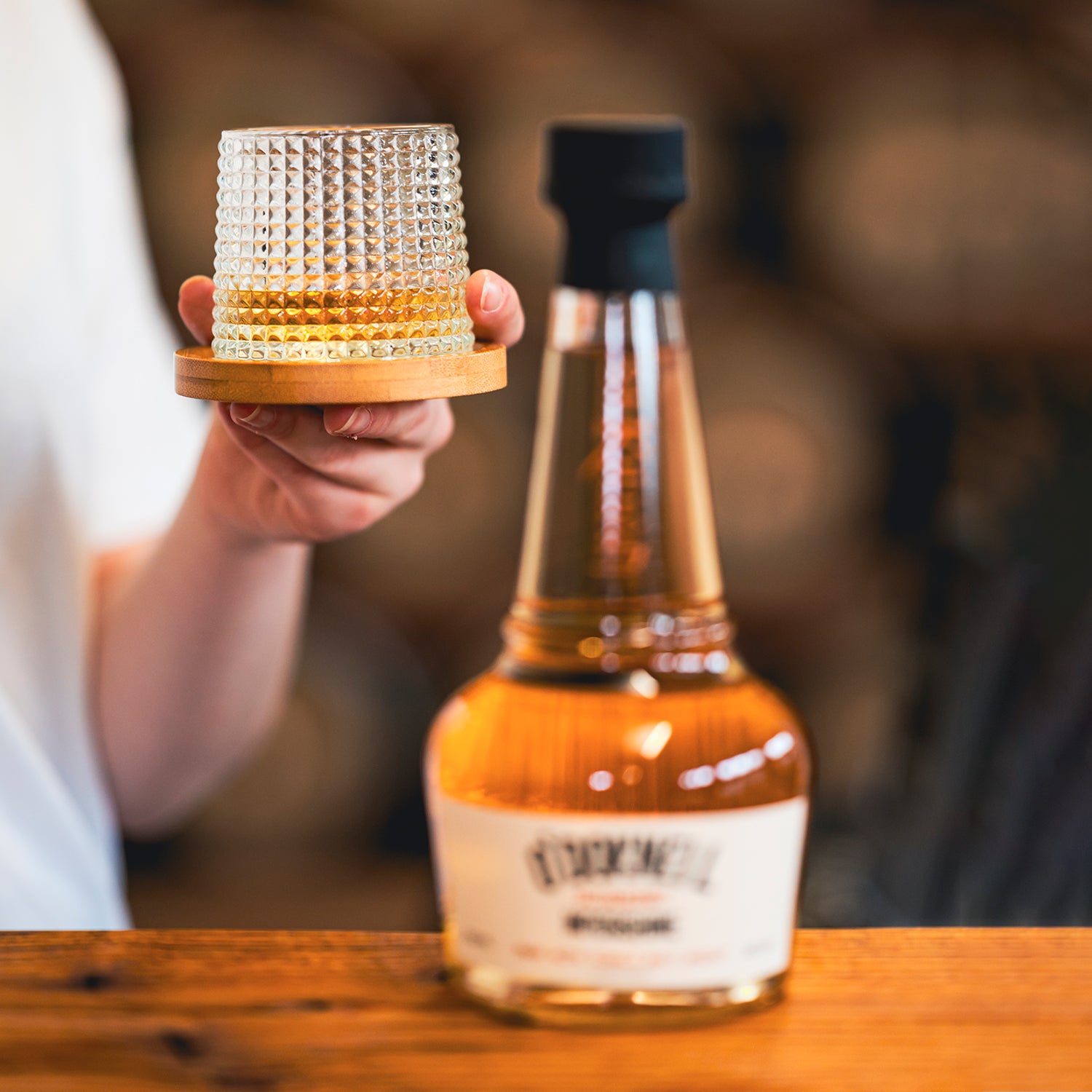 O'Donnell Blueberry Moonshine, O'Donnell en St.Kilian, hergestellt mit Single Malt Whisky naast een tumblerglas
