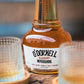 O'Donnell Blueberry Moonshine, O'Donnell en St.Kilian, hergestellt mit Single Malt Whisky naast een tumblerglas
