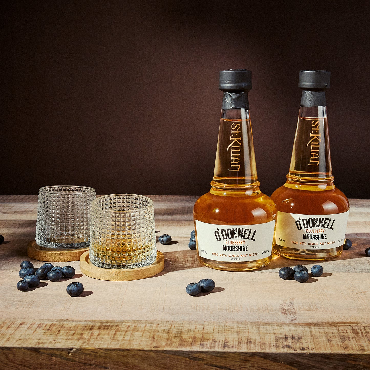 O'Donnell Blueberry Moonshine, O'Donnell en St.Kilian, hergestellt mit Single Malt Whisky naast een tumblerglas
