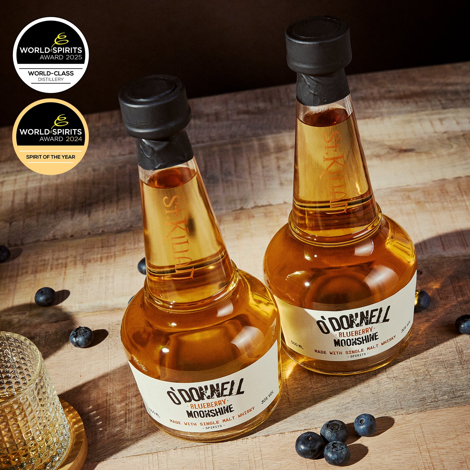Twee O'Donnell bosbessen moonshine x whisky tegen een zwarte achtergrond en omringd door bosbessen
