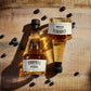 Twee O'Donnell bosbessen moonshine x whisky tegen een zwarte achtergrond en omringd door bosbessen
