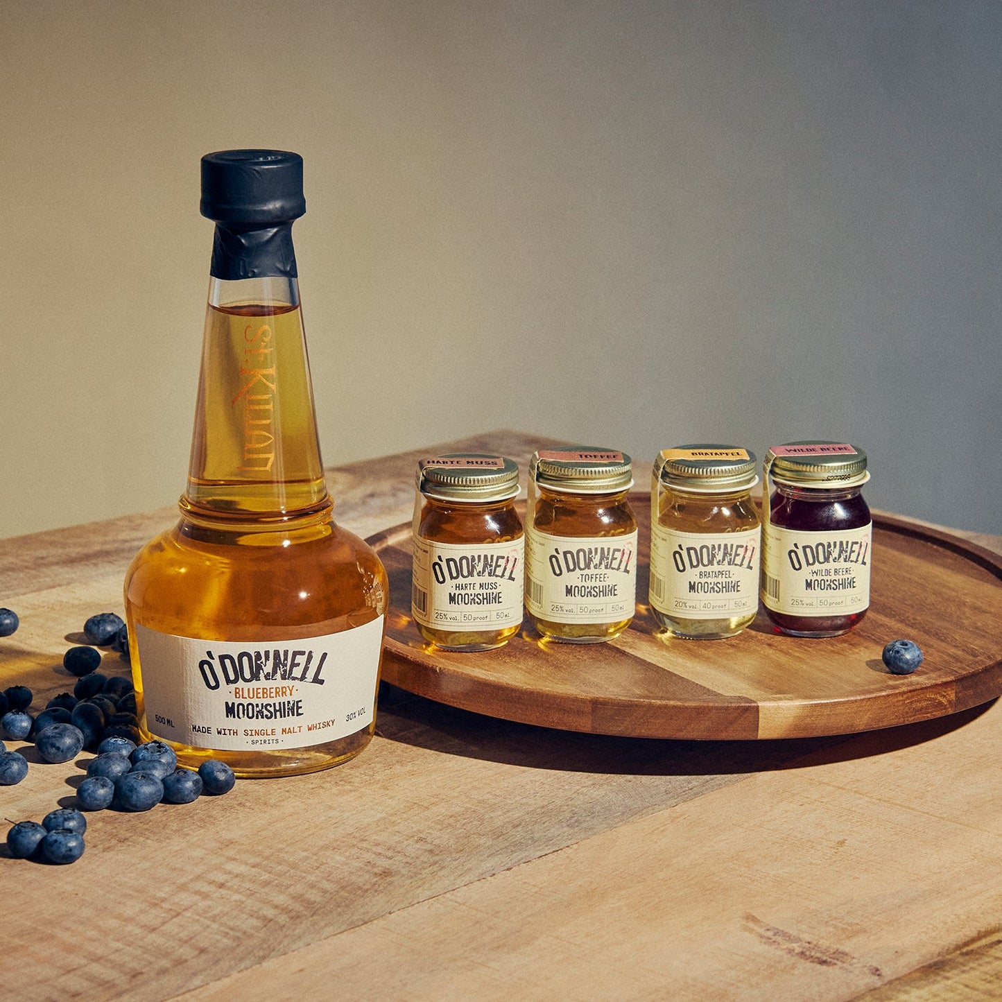 Blueberry moonshine x whisky naast een klassieke smakelijke set van 4 50ml moonshines
