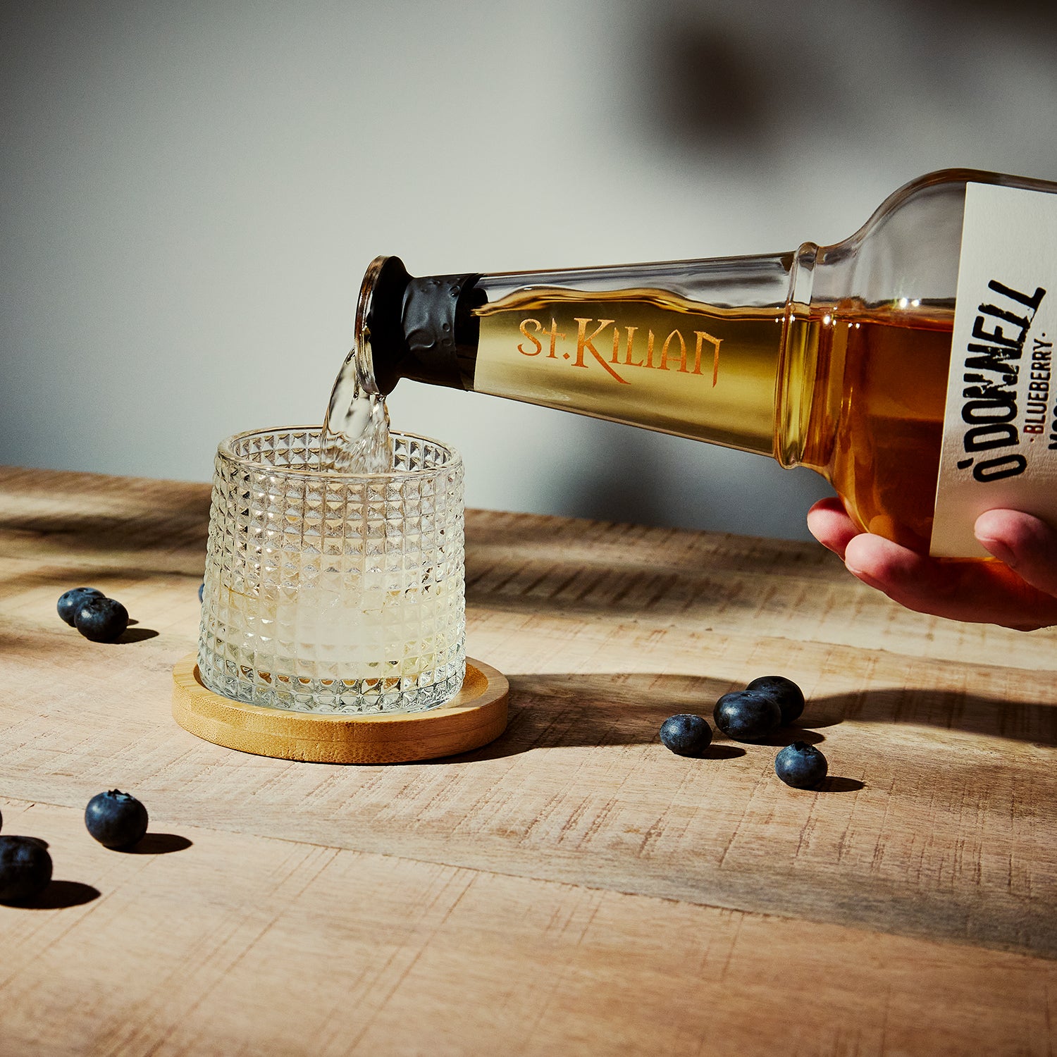 Whisky wordt in tumbler geschonken
