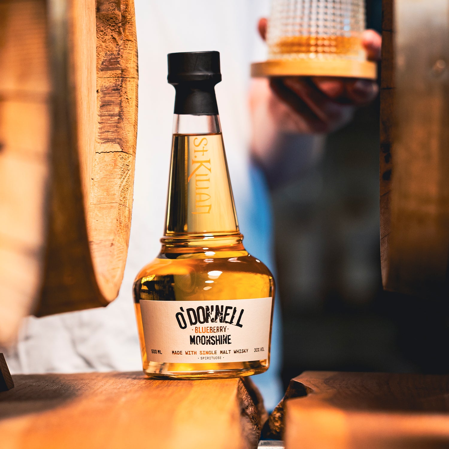 Een O'Donnell bosbessen moonshine x whisky stond op een tafel
