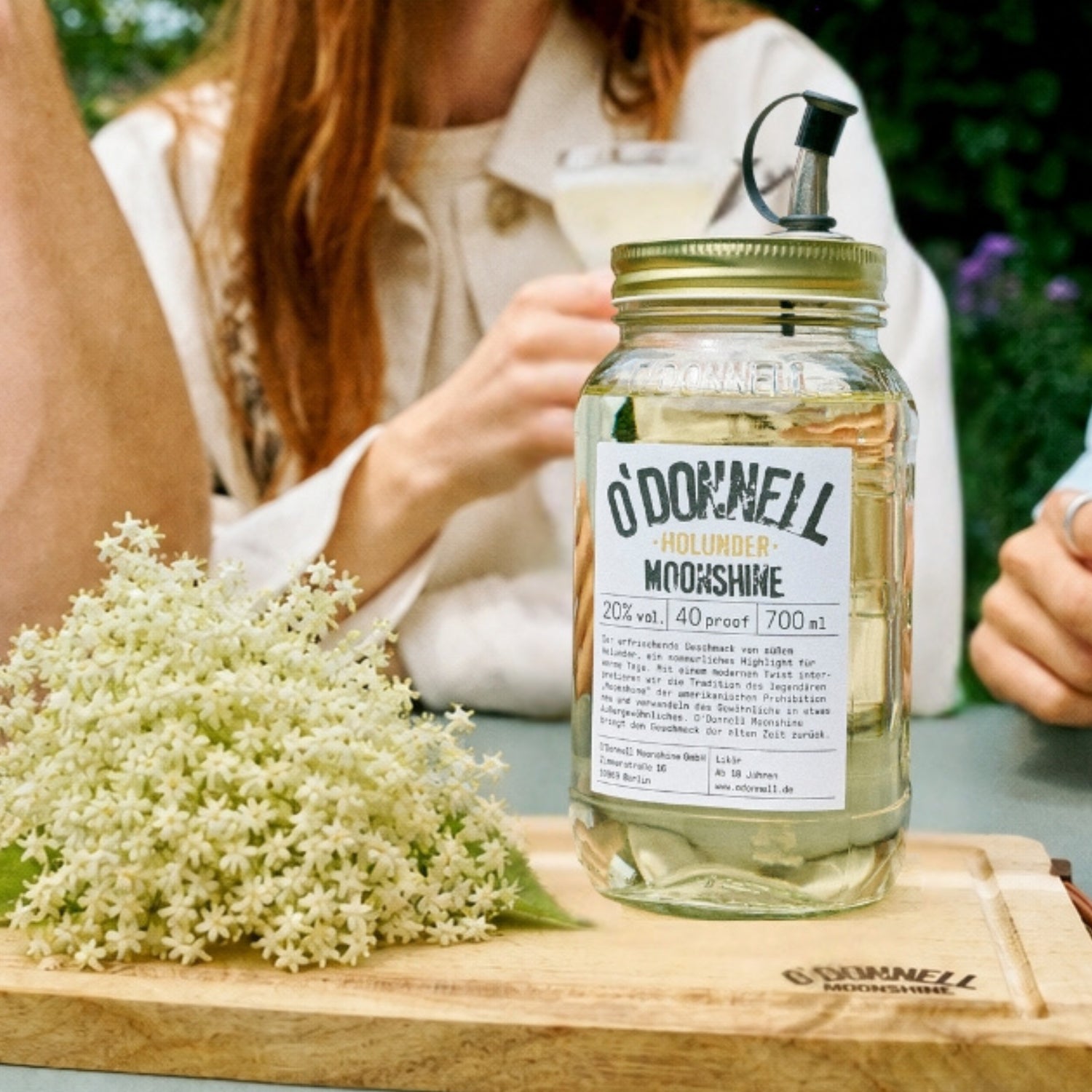 O'Donnell Moonshine Elderflower, verpakt in een Mason-pot van 700 ml, bevat rijpe vlierbloesems.