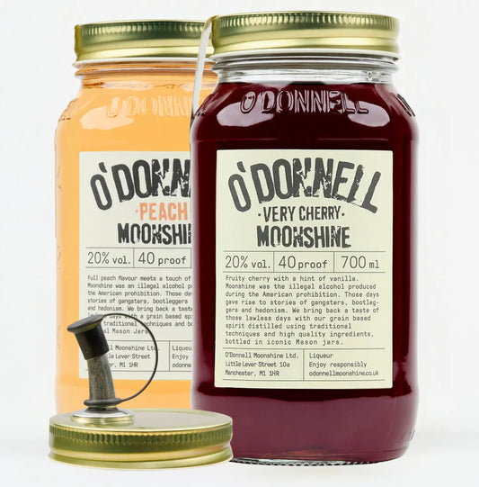 O'Donnell Moonshine Cherry & Peach Bundle, twee jars met schenktuit freigesteld op witte achtergrond