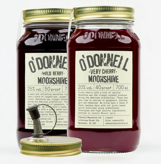 O'Donnell Moonshine Cherry & Wild Berry Bundle, twee jars met schenktuit freigesteld op witte achtergrond