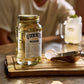 O'Donnell Moonshine  vlierbessenlikeur in een Mason Jar, met daarachter een opgediende cocktail.