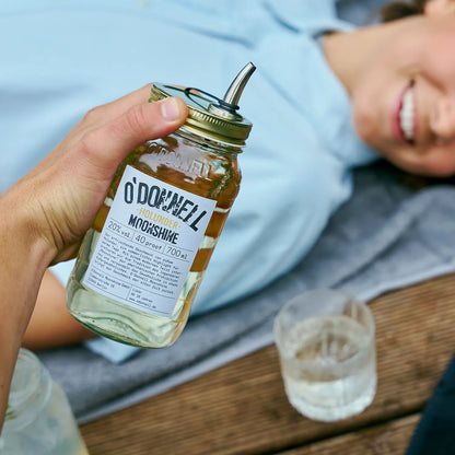 O'Donnell Moonshine  vlierbessenlikeur in een Mason Jar, met een ingeschonken shot ernaast.