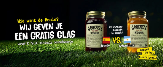O'Donnell Moonshine banner voor WK-finale met "Wild Berry" en "Tough Nut" likeurflessen op gras met gratis glas actie.